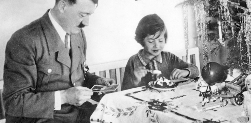 Hitler junto a un niño en 1940 durante las festividades. Getty